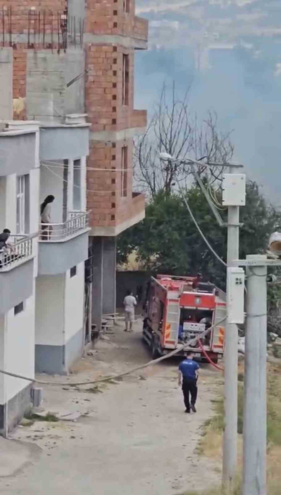 Diyarbakır’da yerleşim alanında çıkan yangın paniğe neden oldu