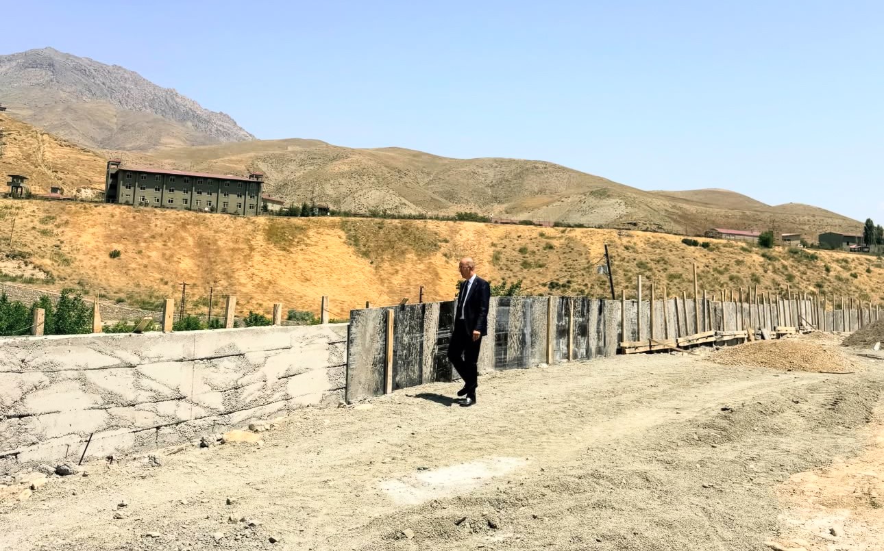 Esendere beldesinde duvar çalışmaları sürüyor