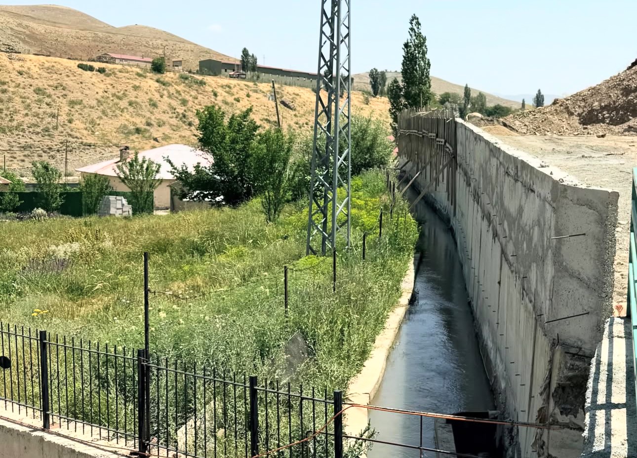 Esendere beldesinde duvar çalışmaları sürüyor