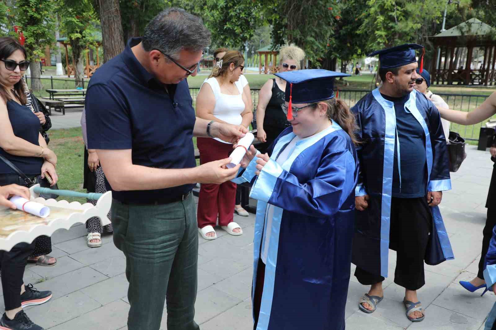 Özel bireylerin mezuniyet kutlaması yürekleri ısıttı