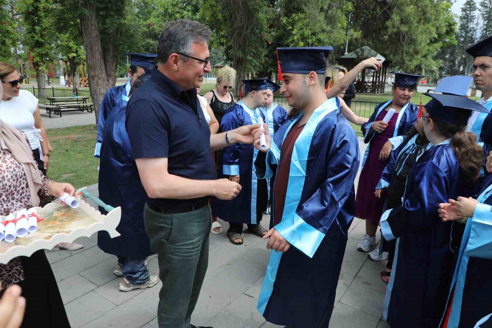 Özel bireylerin mezuniyet kutlaması yürekleri ısıttı