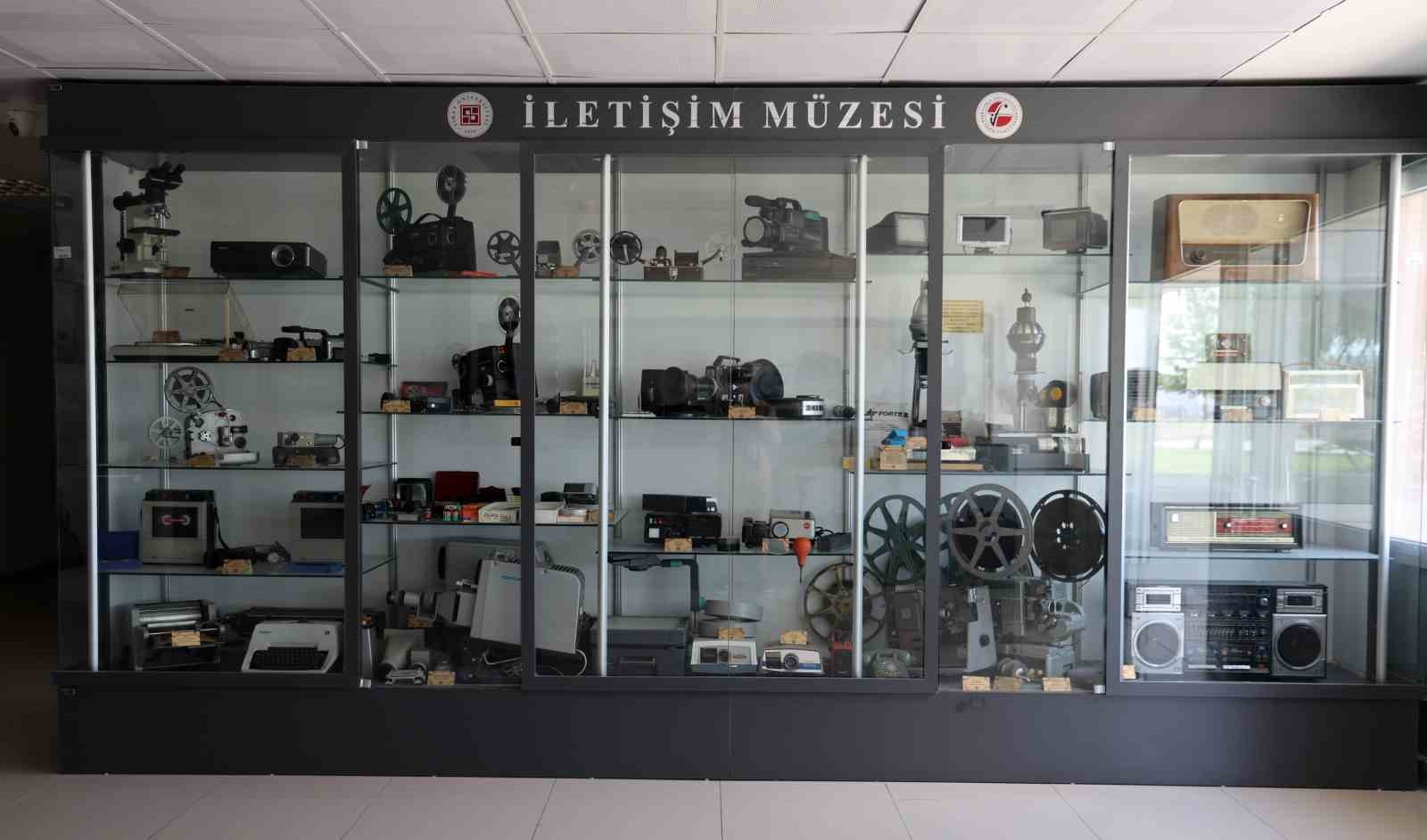 Hayatını öğrencilere adadı, fakülteye iletişim müzesi kurdu