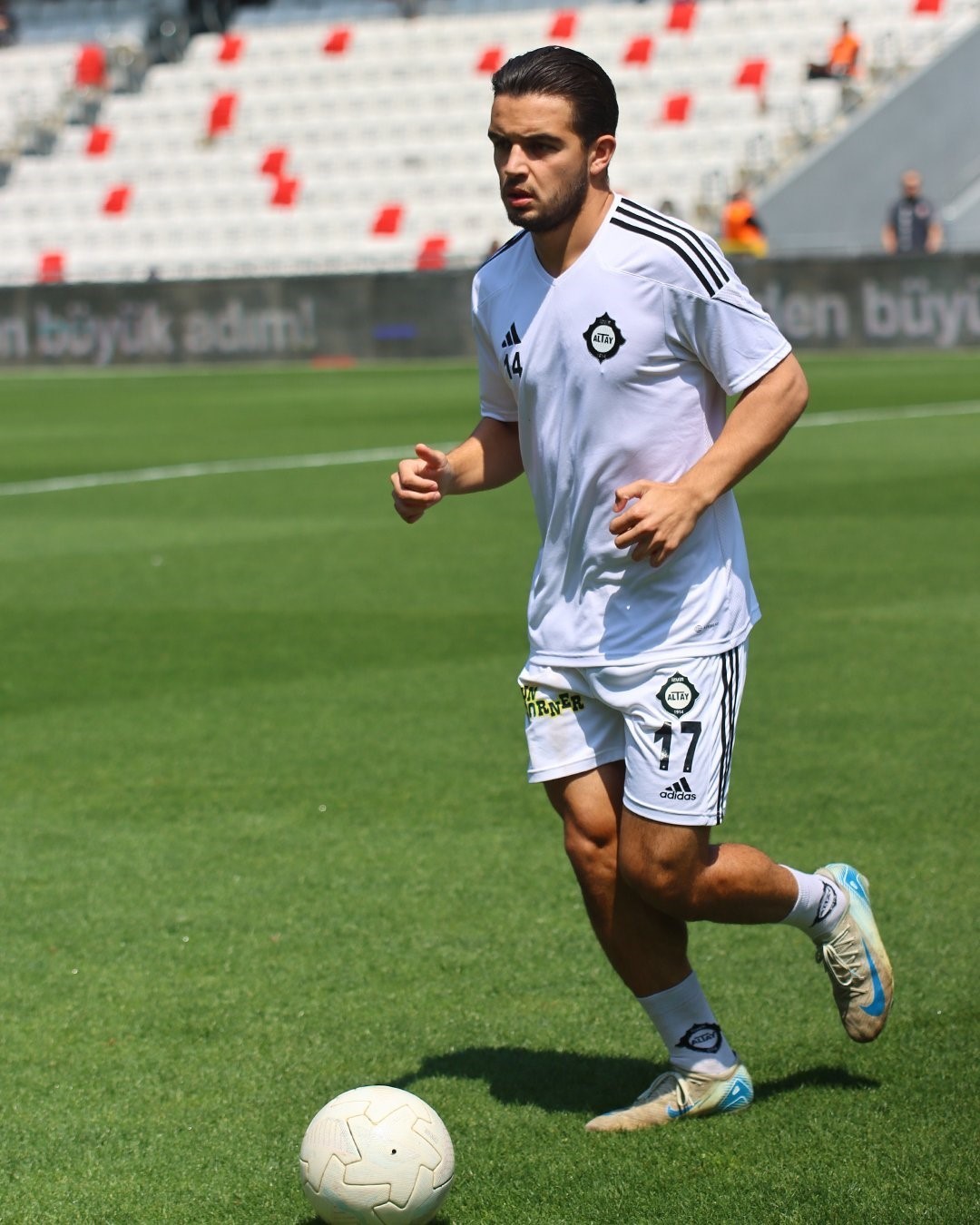 Altay’da Emre Tangeldi, sözleşmesini feshetti