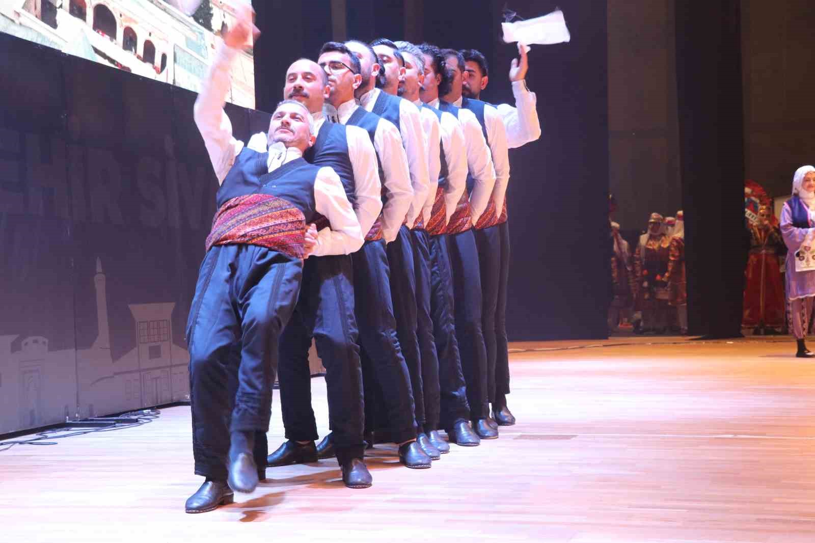 Sivas ve Mersin işbirliğinde folklorlar harmanlandı