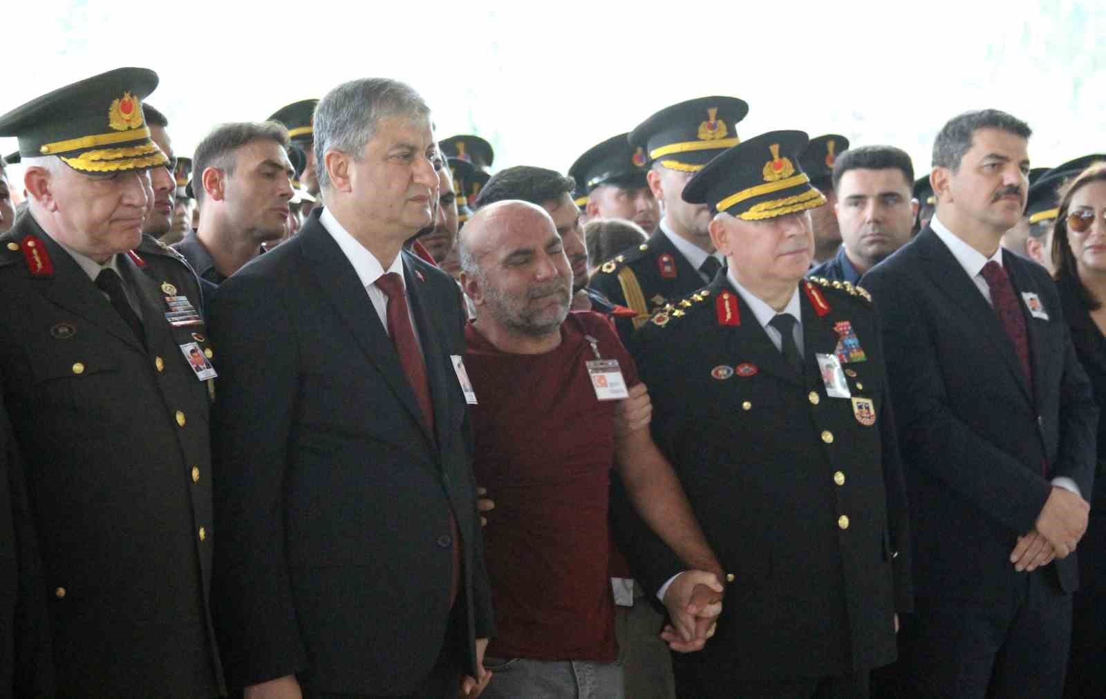 Şehit babası yürekleri dağladı, oğlunun tabutuna koşup öptü
