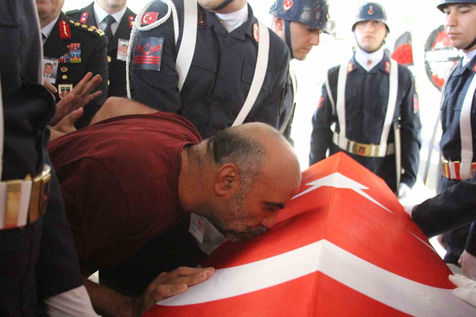 Şehit babası yürekleri dağladı, oğlunun tabutuna koşup öptü