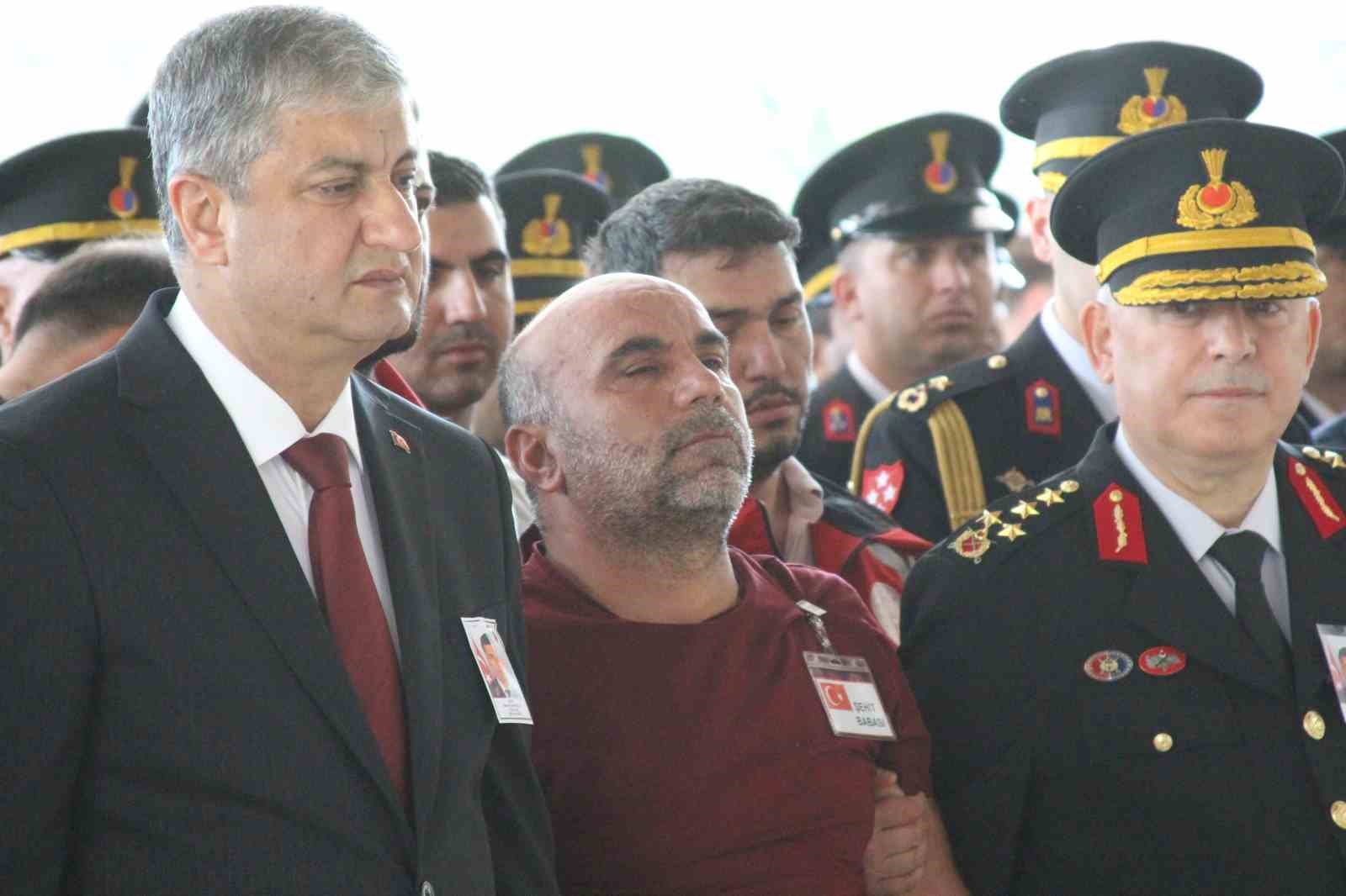 Şehit babası yürekleri dağladı, oğlunun tabutuna koşup öptü
