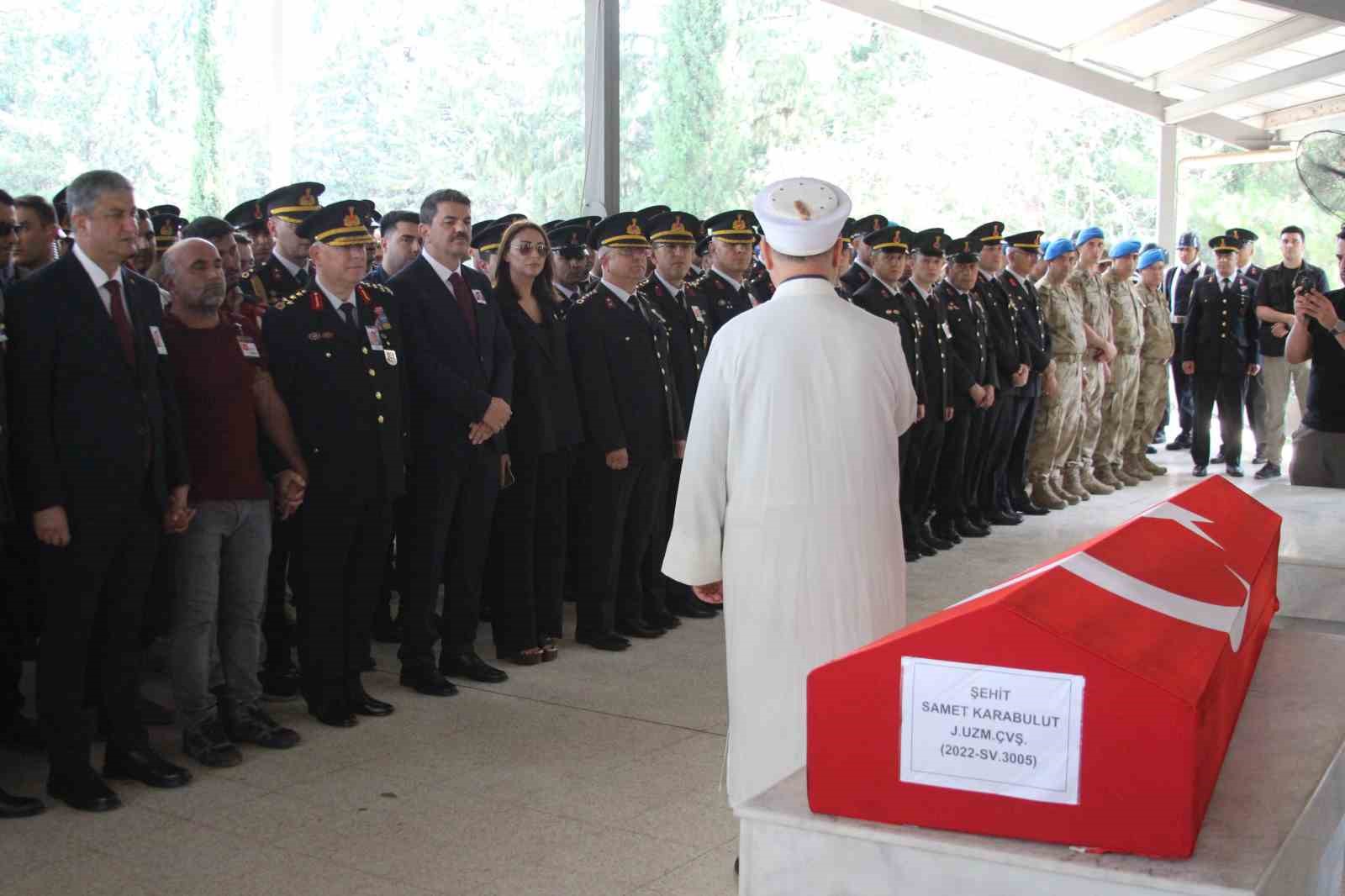 Şehit babası yürekleri dağladı, oğlunun tabutuna koşup öptü