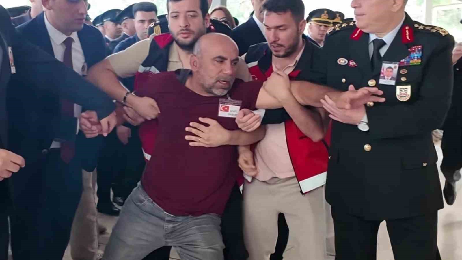 Şehit babası yürekleri dağladı, oğlunun tabutuna koşup öptü