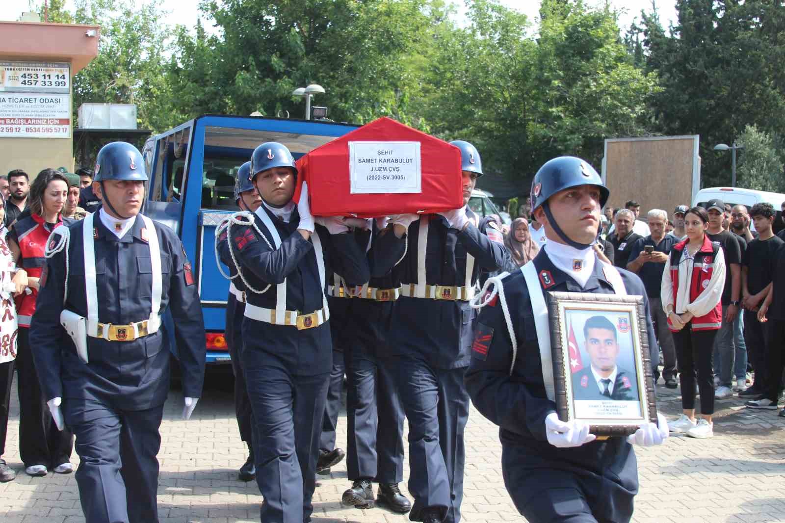 Şehit babası yürekleri dağladı, oğlunun tabutuna koşup öptü
