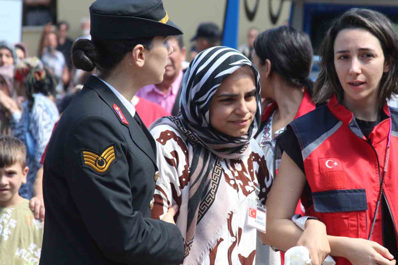 Şehit babası yürekleri dağladı, oğlunun tabutuna koşup öptü
