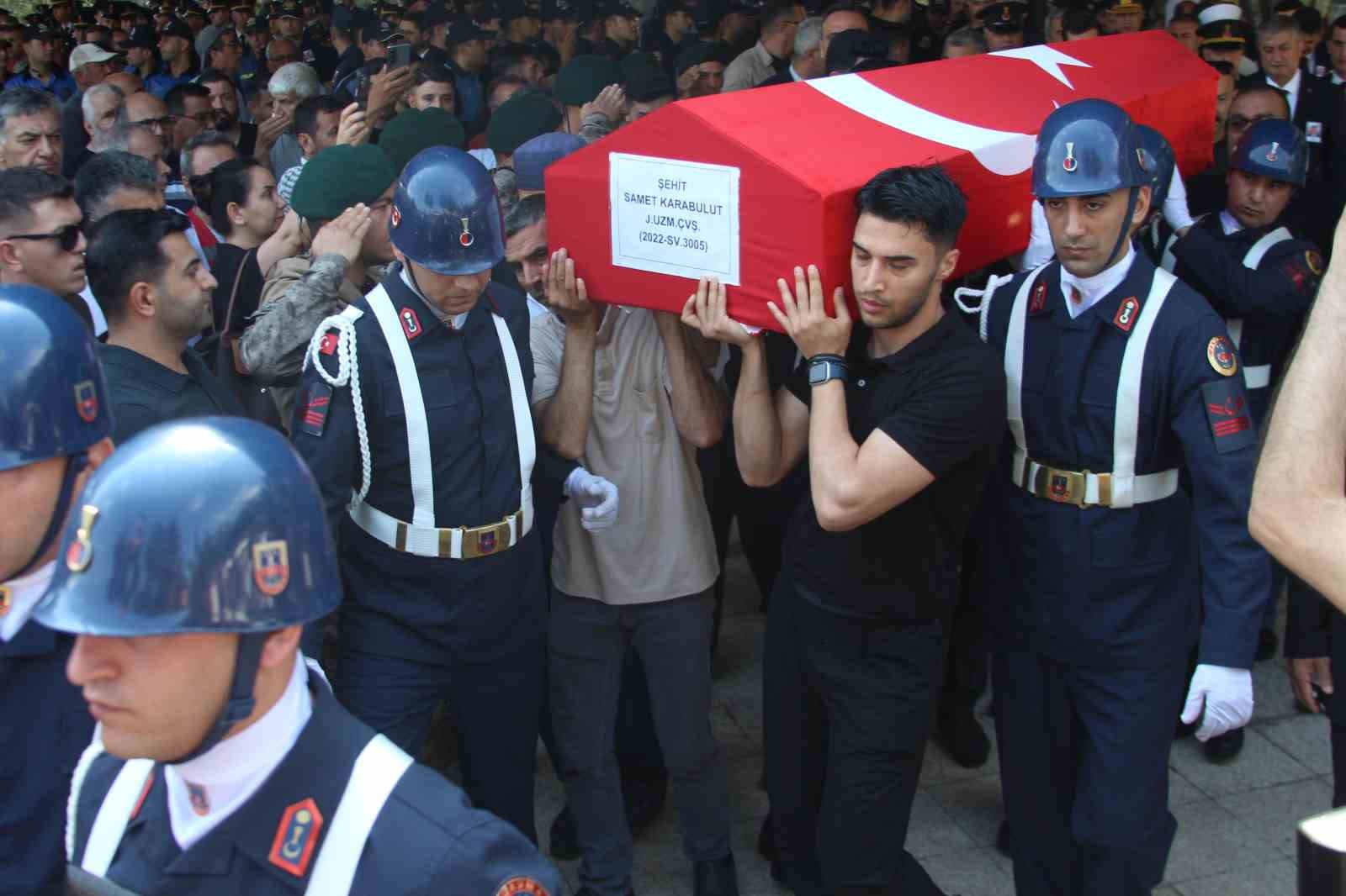 Şehit babası yürekleri dağladı, oğlunun tabutuna koşup öptü