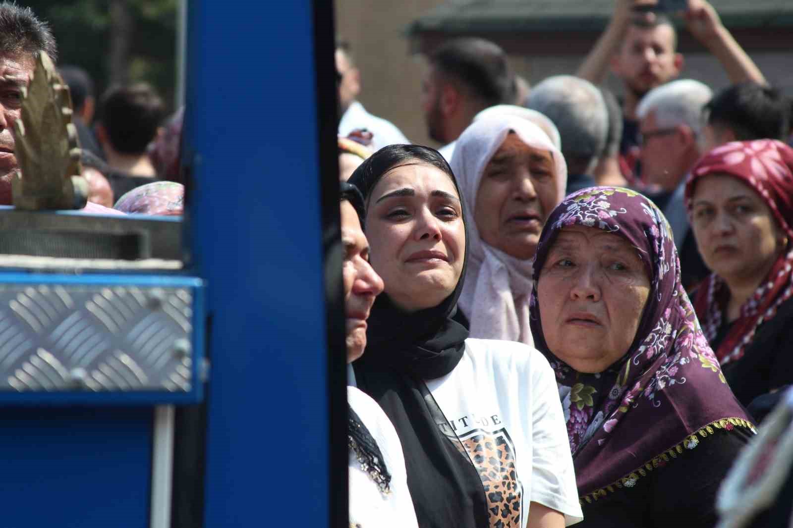 Şehit babası yürekleri dağladı, oğlunun tabutuna koşup öptü