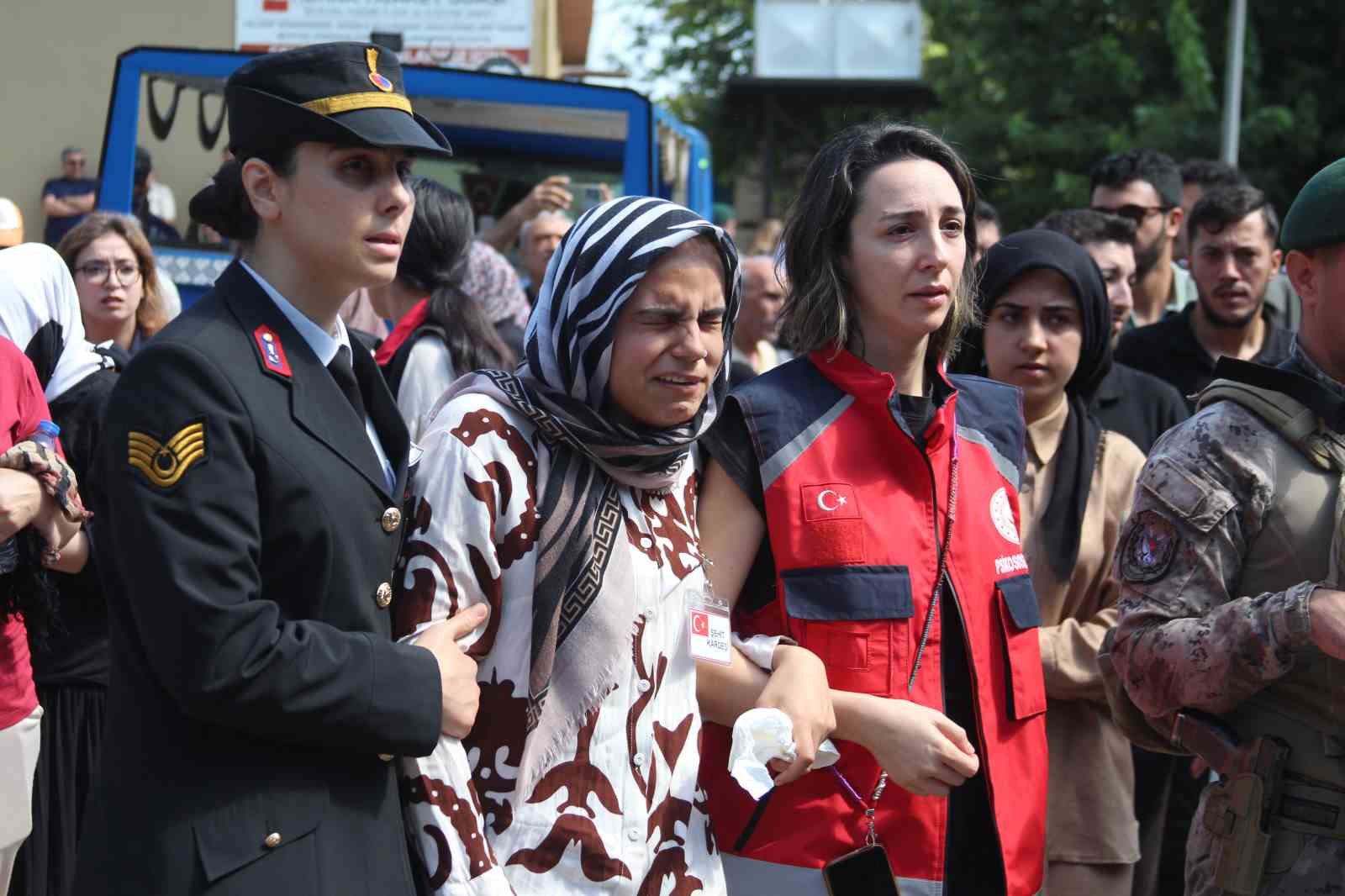 Şehit babası yürekleri dağladı, oğlunun tabutuna koşup öptü