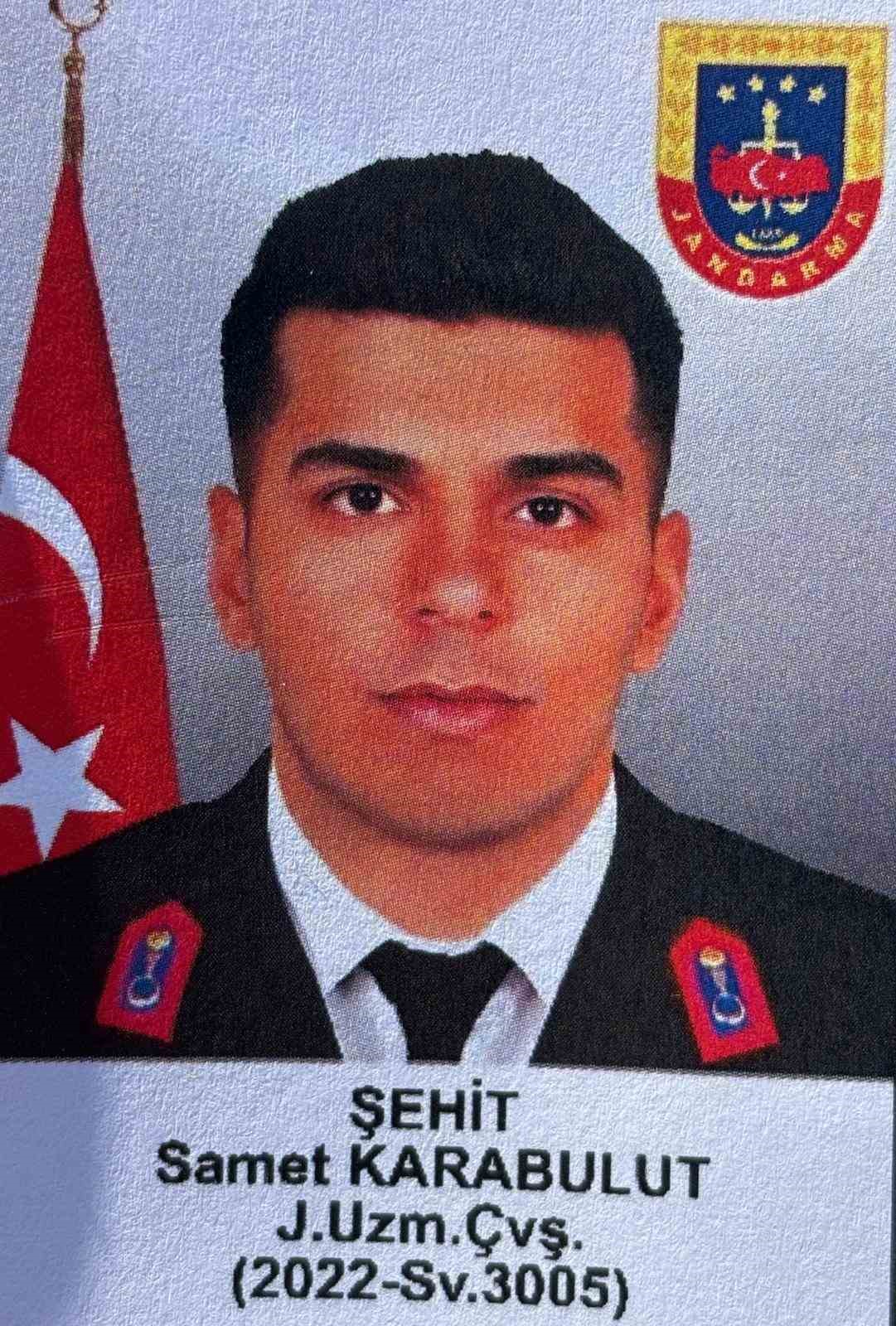 Şehit babası yürekleri dağladı, oğlunun tabutuna koşup öptü