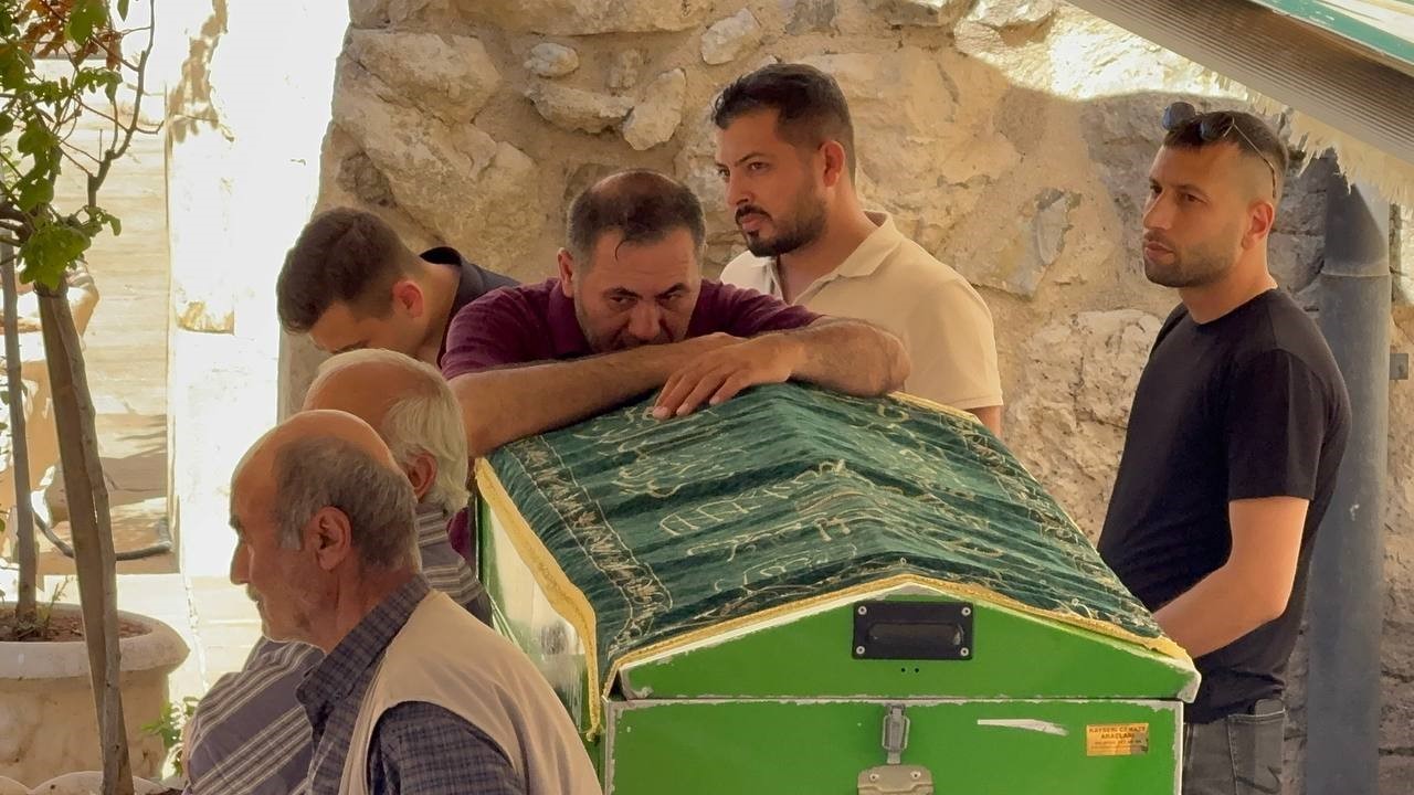 Isparta’da araçta ölü bulunan genç son yolculuğuna uğurlandı