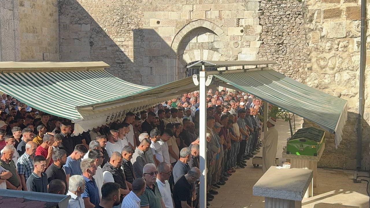 Isparta’da araçta ölü bulunan genç son yolculuğuna uğurlandı