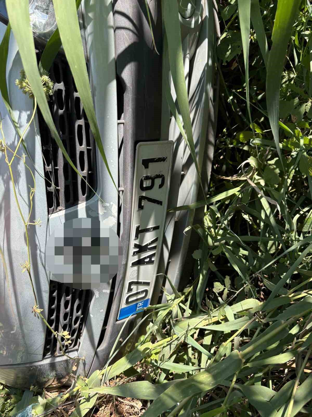 Ticari araç ile çarpışan otomobil bahçeye devrildi: 2 yaralı