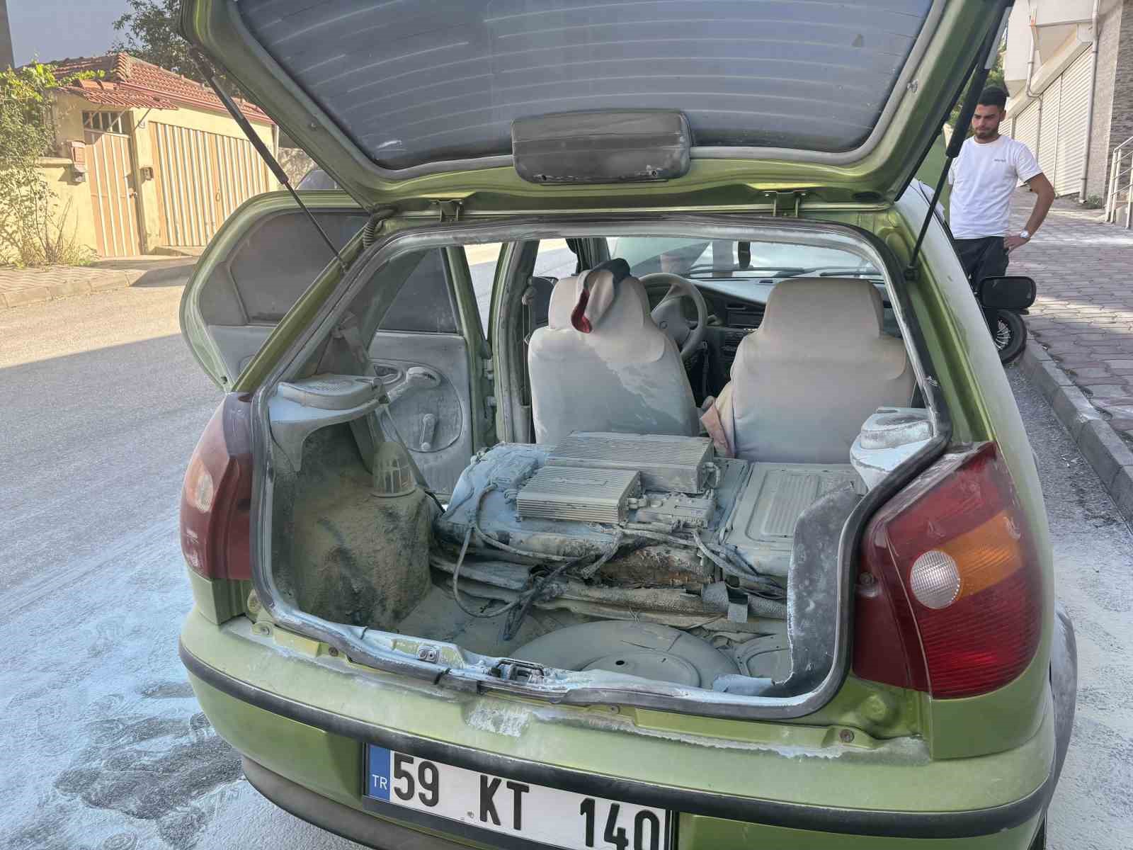 Park halindeki araçtaki yangını vatandaşlar söndürdü