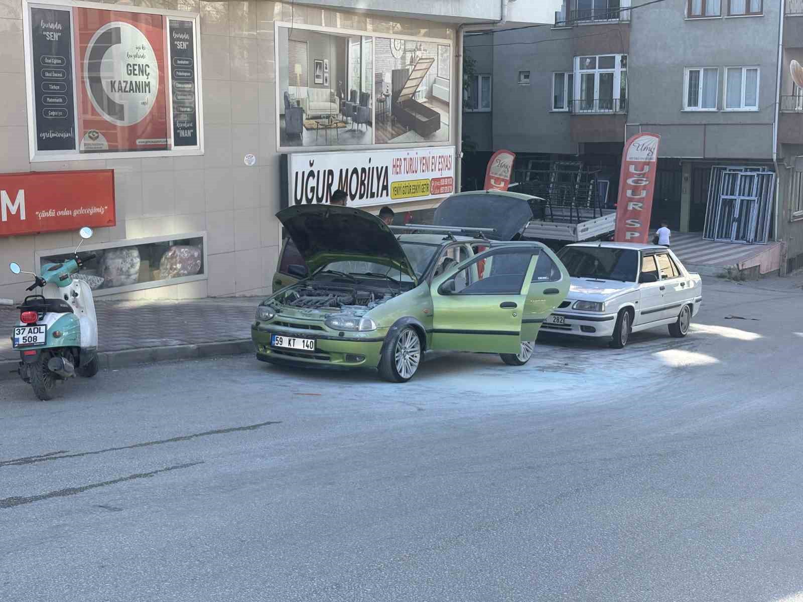 Park halindeki araçtaki yangını vatandaşlar söndürdü