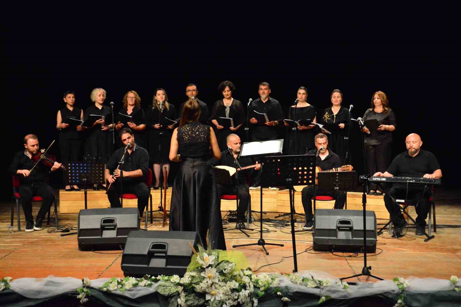 Lise öğrencileri yöresel dokumalı kıyafetleriyle podyuma çıktı