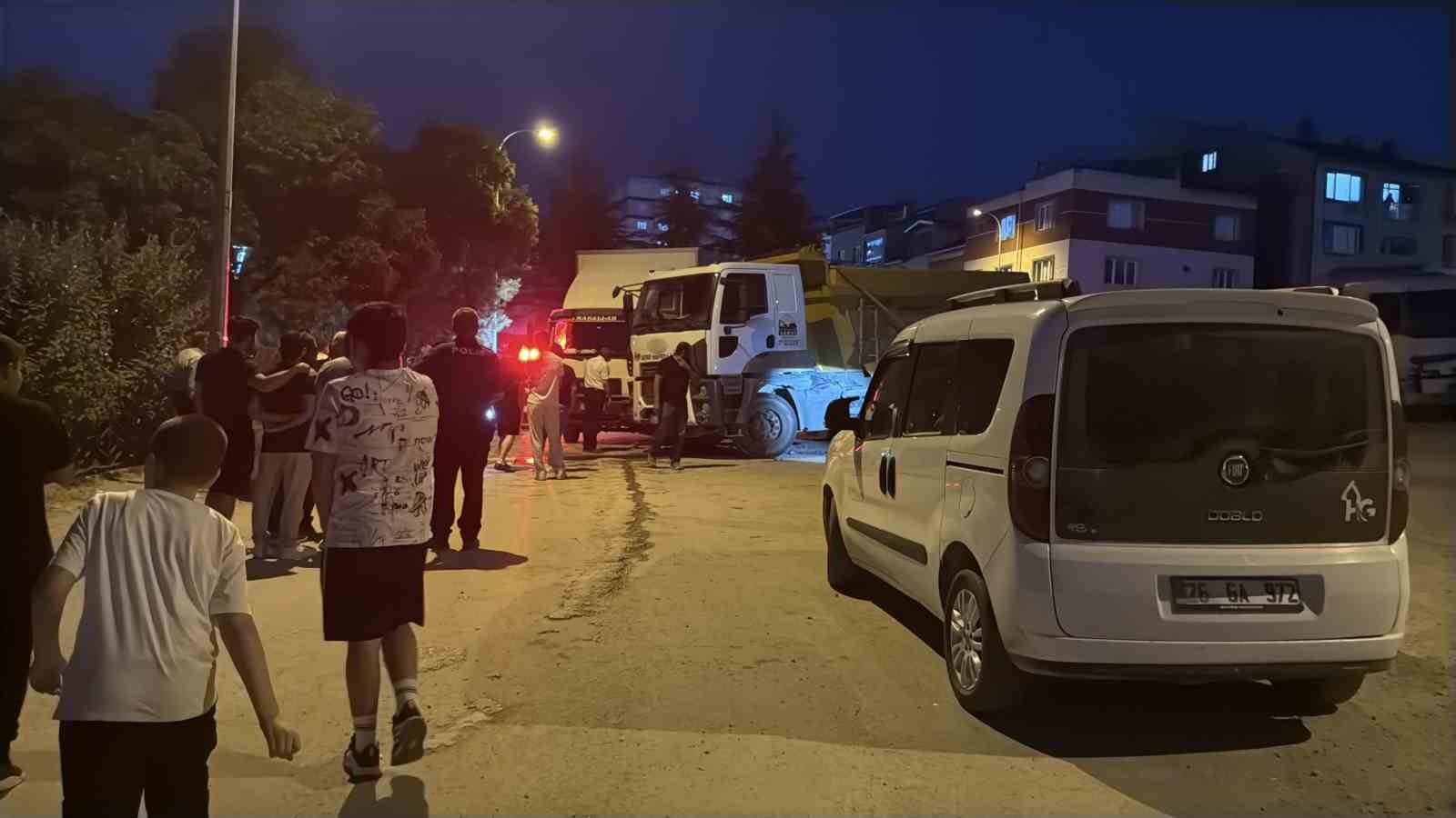 Facianın eşiğinden dönüldü: Freni boşalan kamyon 2 kamyona çarptı, parka metreler kala durdu