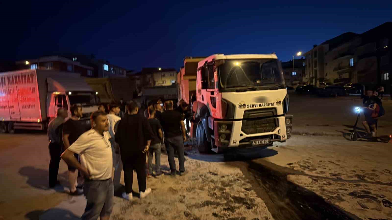 Facianın eşiğinden dönüldü: Freni boşalan kamyon 2 kamyona çarptı, parka metreler kala durdu