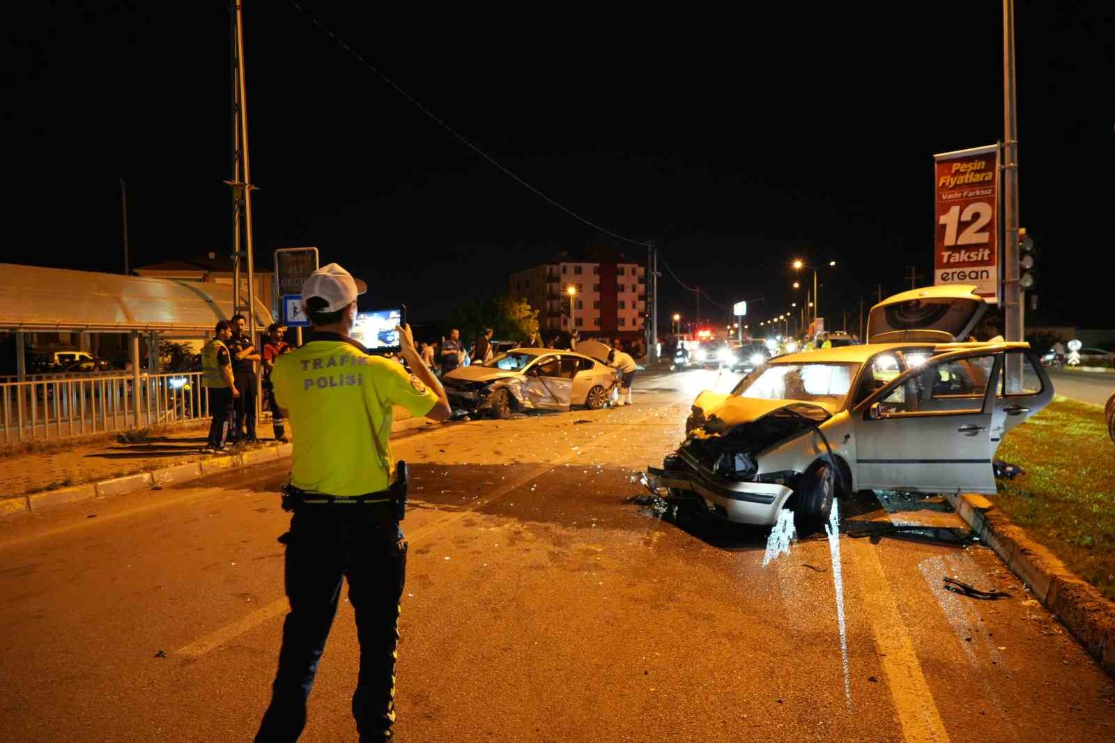 Erzincan’da iki otomobil çarpıştı: 5 yaralı