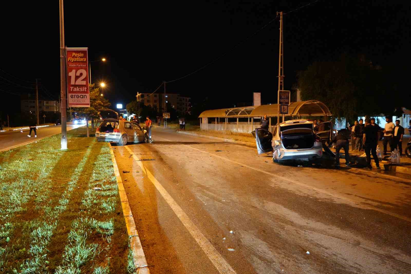 Erzincan’da iki otomobil çarpıştı: 5 yaralı