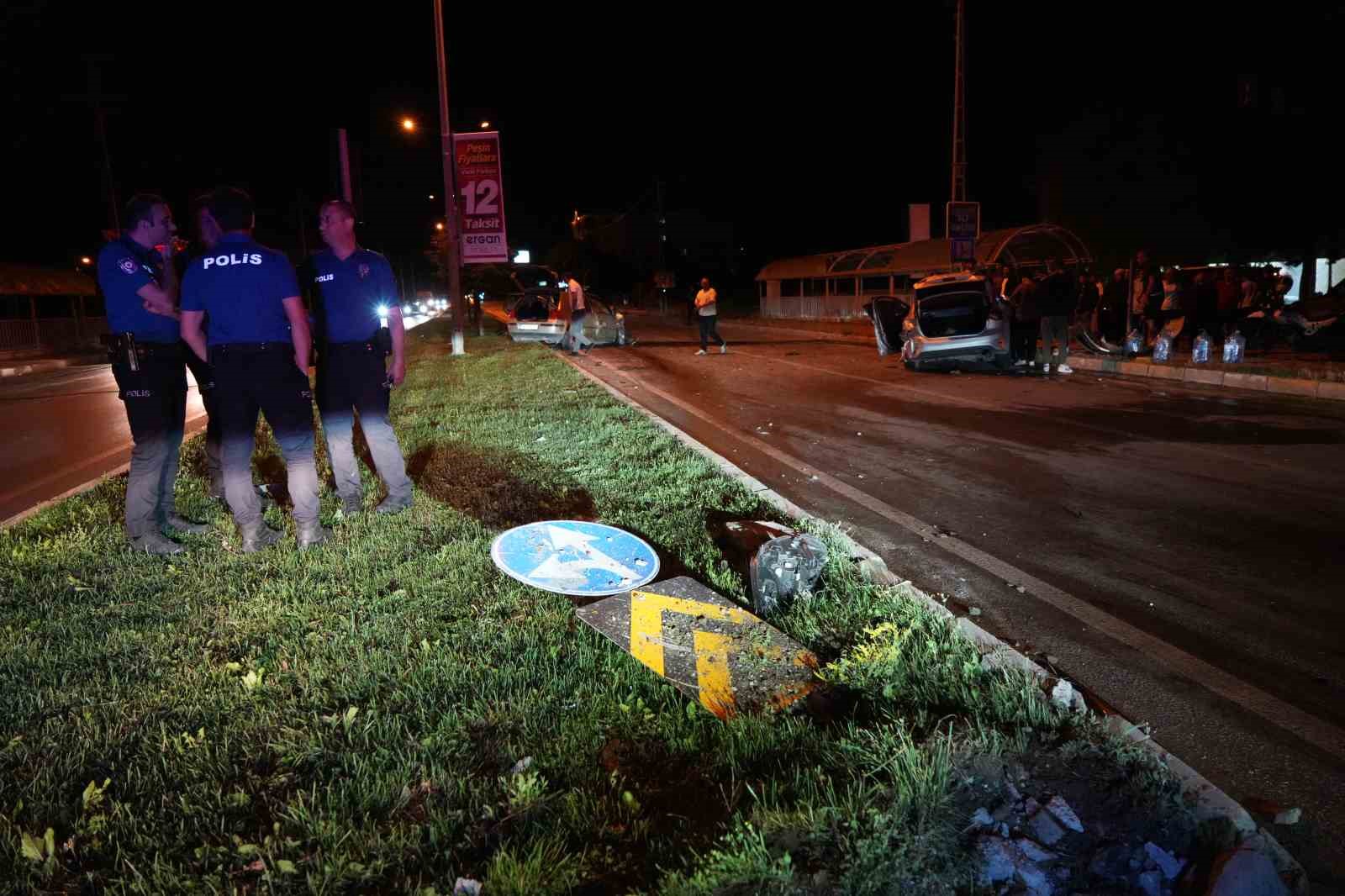 Erzincan’da iki otomobil çarpıştı: 5 yaralı