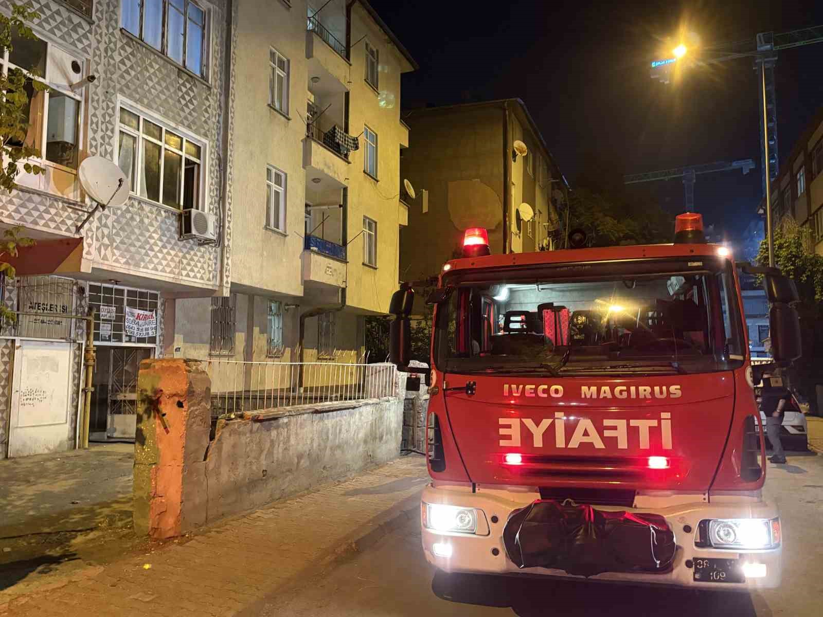 Kayseri’de 4 katlı binada yangın: Anne ve iki çocuğu dumandan etkilendi
