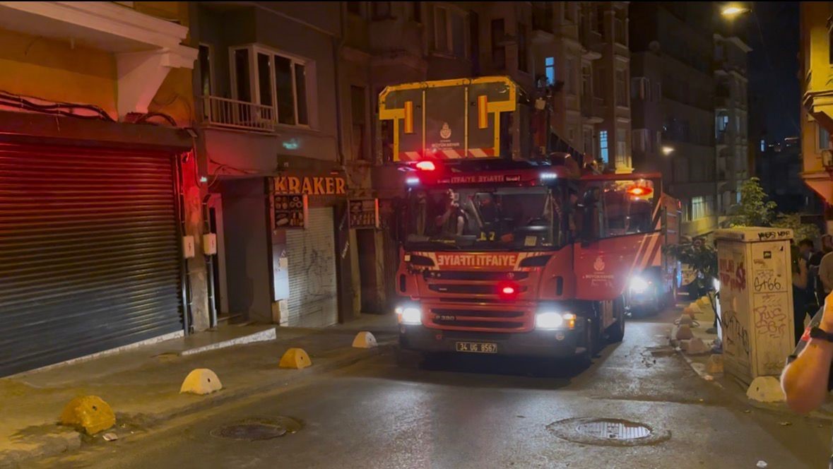 Beyoğlu’nda binada kısmı çökme meydana geldi: Bina sakinleri tahliye edildi