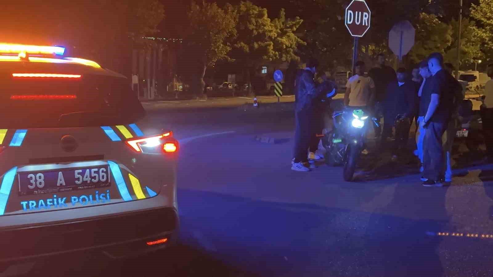 Kayseri’de otomobille motosiklet çarpıştı: 1’i ağır 2 yaralı