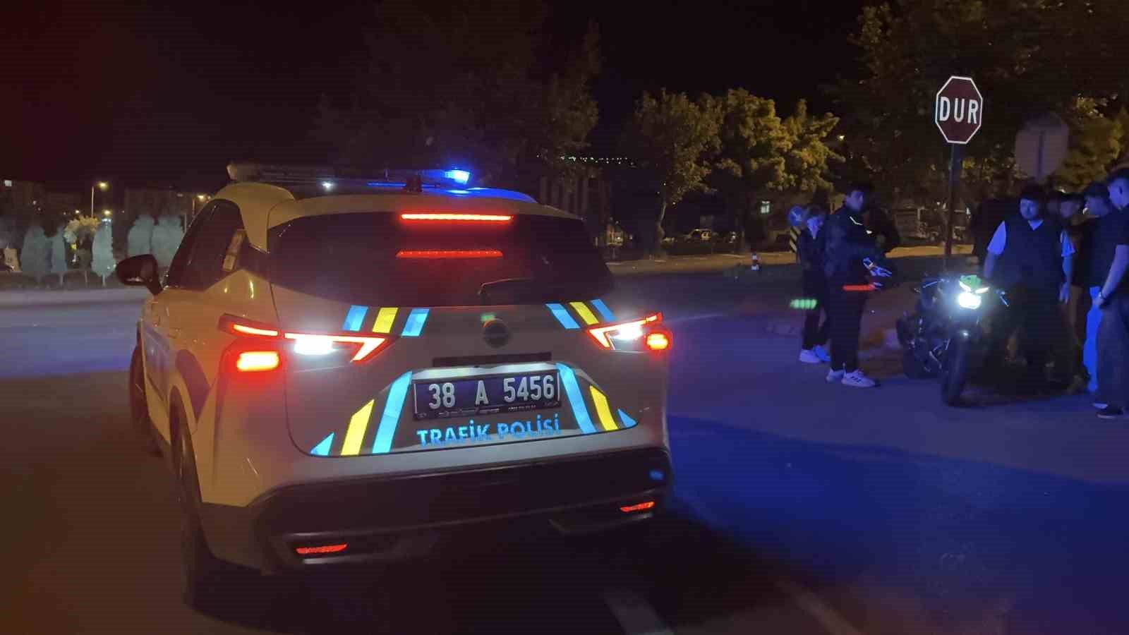 Kayseri’de otomobille motosiklet çarpıştı: 1’i ağır 2 yaralı