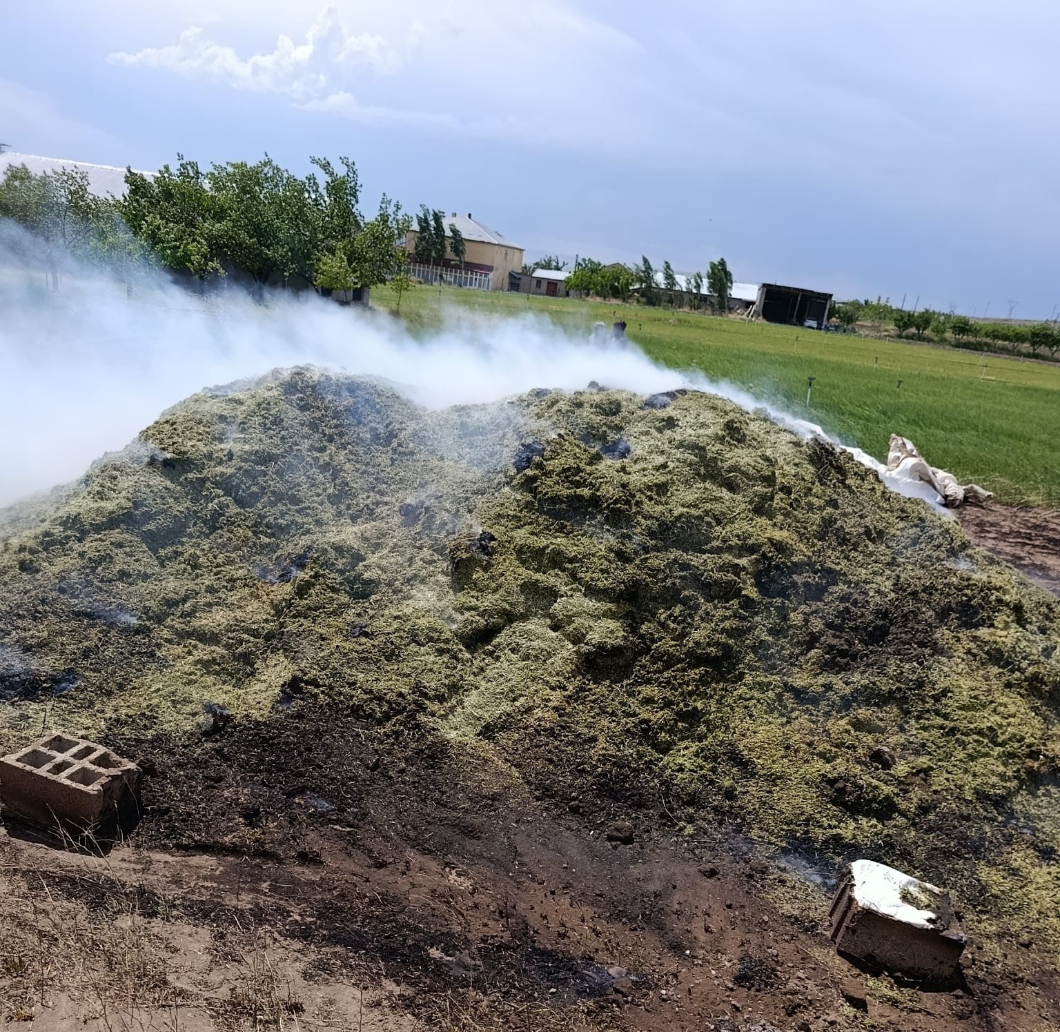 Erciş’te 20 ton saman yandı