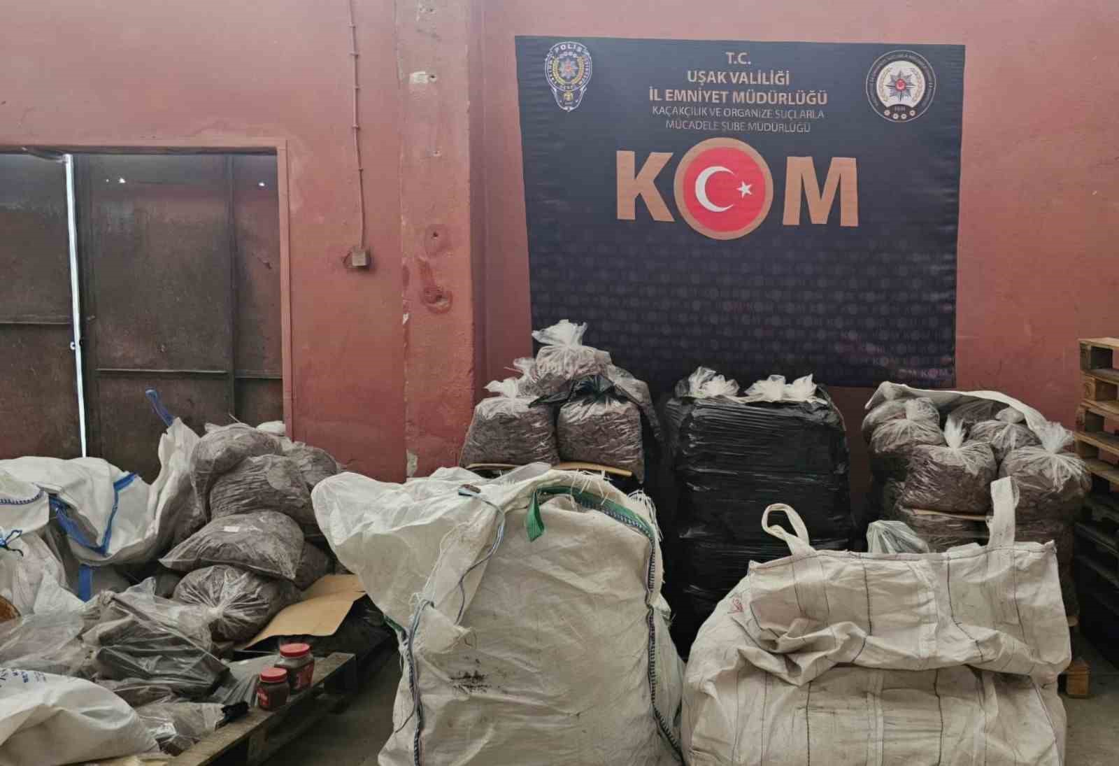 Uşak’ta 30 ton bozuk ve tarihi geçmiş gıda ele geçirildi