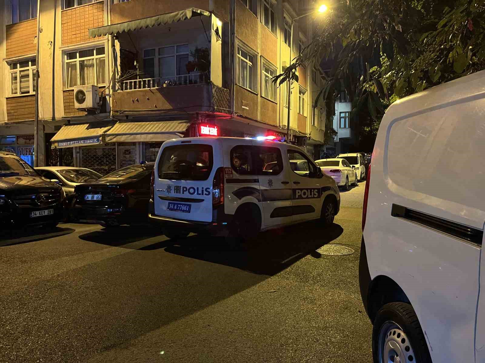 Küçükçekmece’de bıçaklı saldırı: 1 ağır yaralı