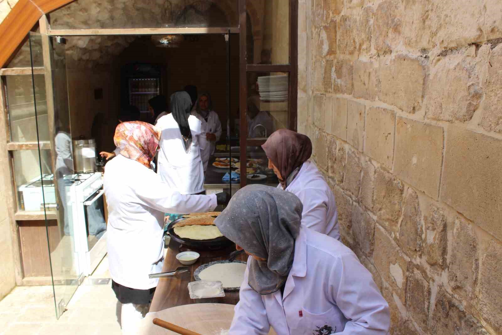 Midyat’ta kadın girişimciler el emekleri ile yöresel ürünleri tanıtıyor