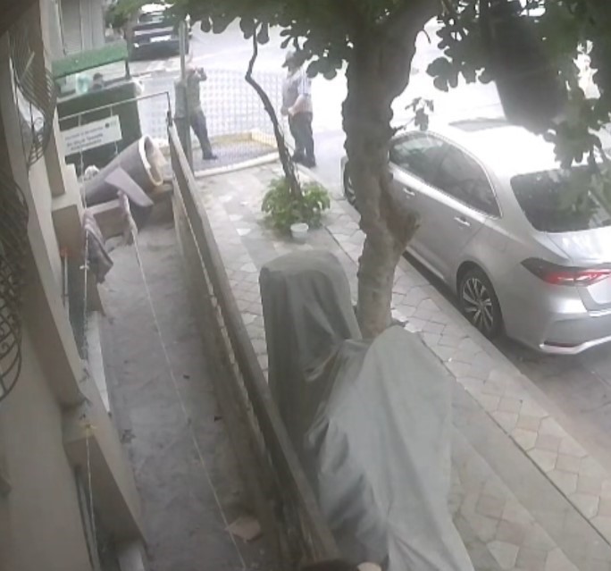 Sultangazi’de hurdacılar çöp konteynerini "atölyeye" çevirdi