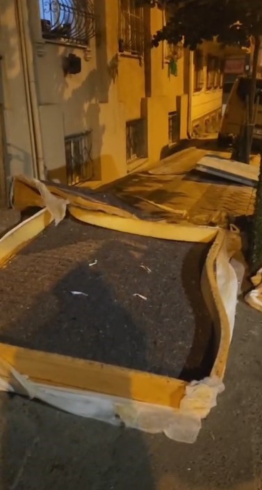 Sultangazi’de hurdacılar çöp konteynerini "atölyeye" çevirdi