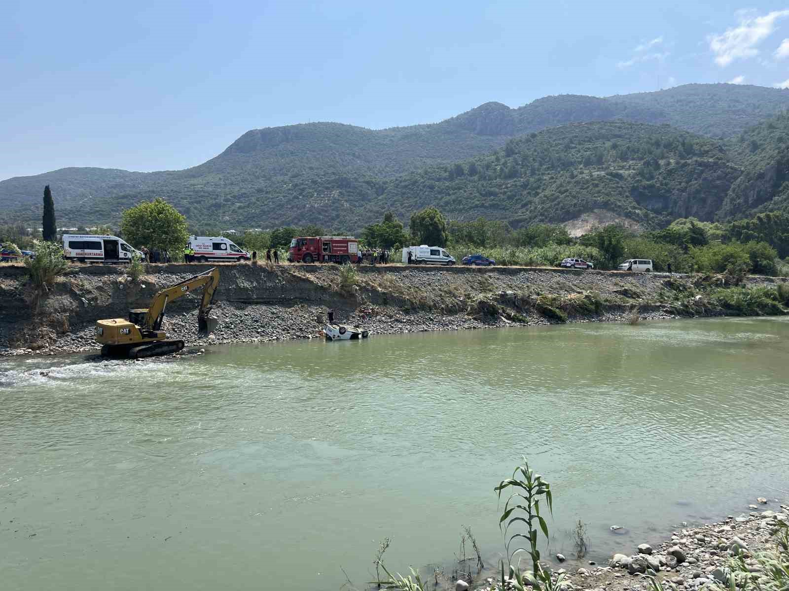 Balık tutmak için geldiği nehre aracıyla uçan adam öldü