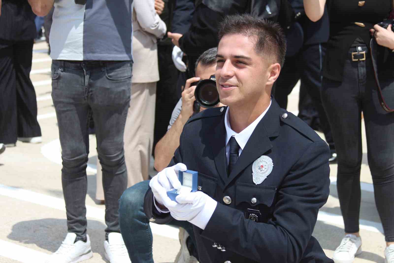 Polis yemin töreninin ardından sürpriz evlilik teklifi