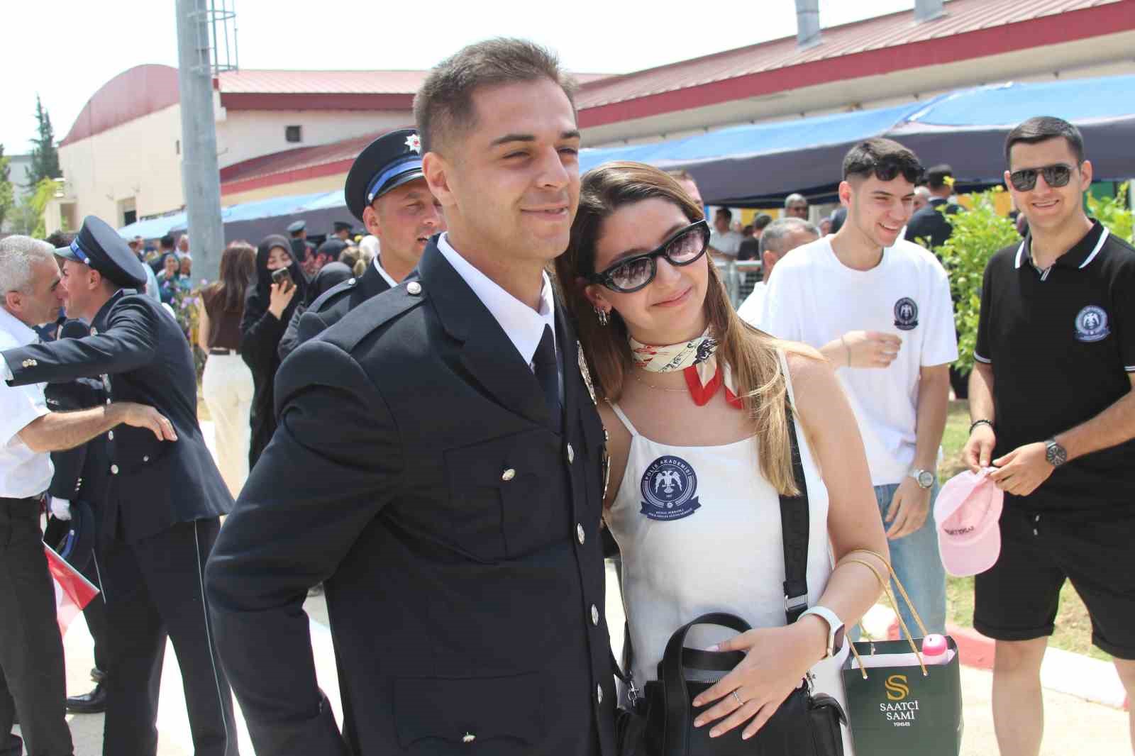 Polis yemin töreninin ardından sürpriz evlilik teklifi