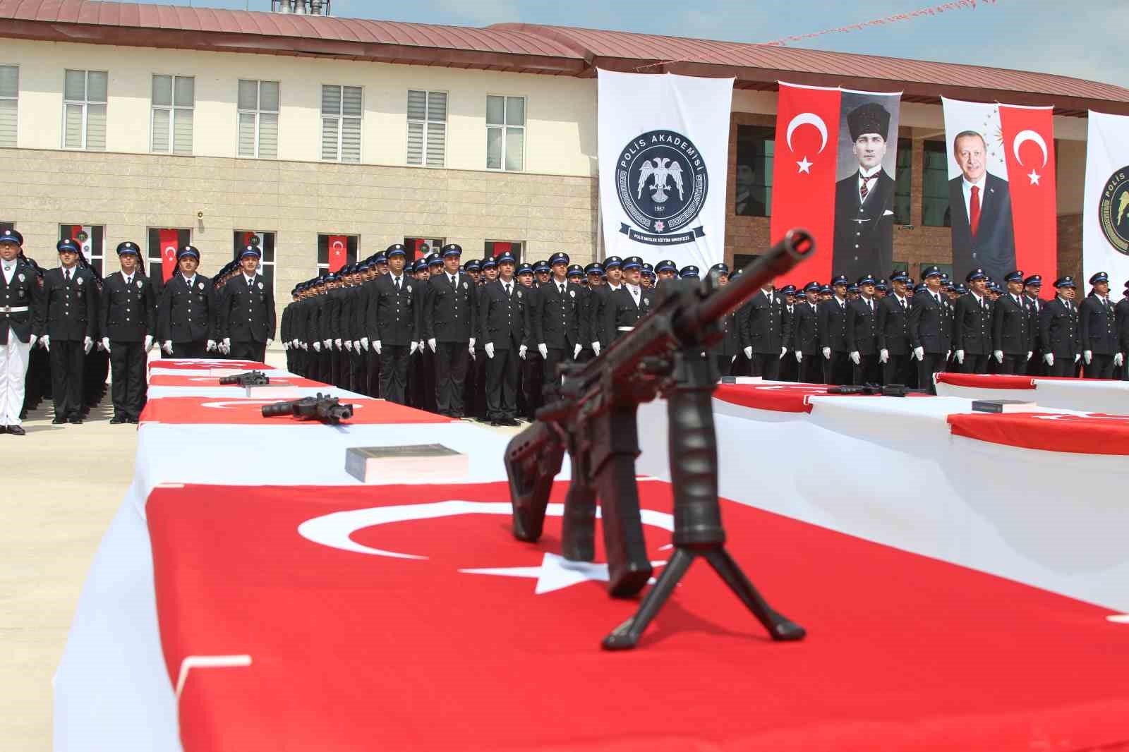 Polis yemin töreninin ardından sürpriz evlilik teklifi