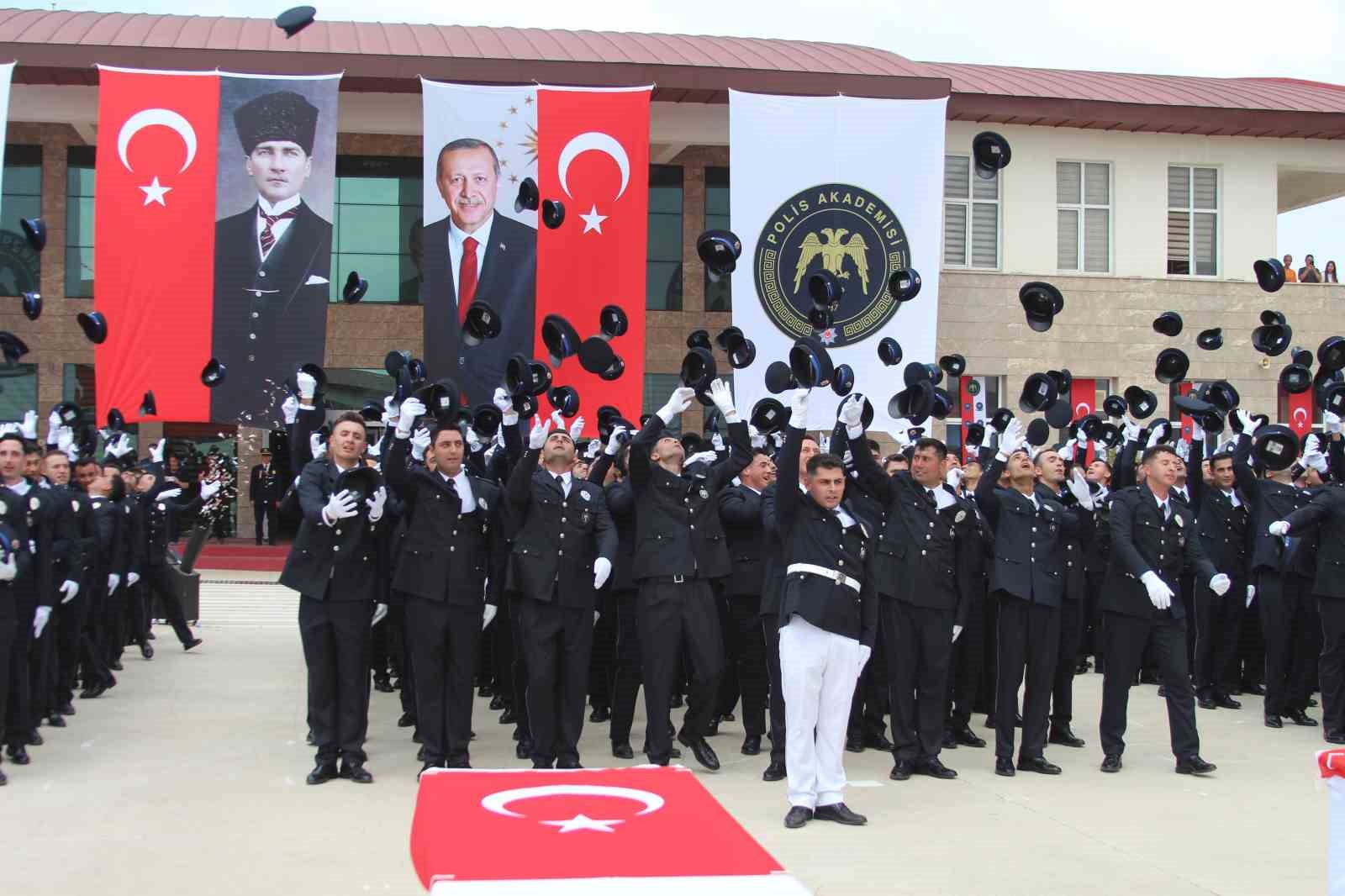 Polis yemin töreninin ardından sürpriz evlilik teklifi