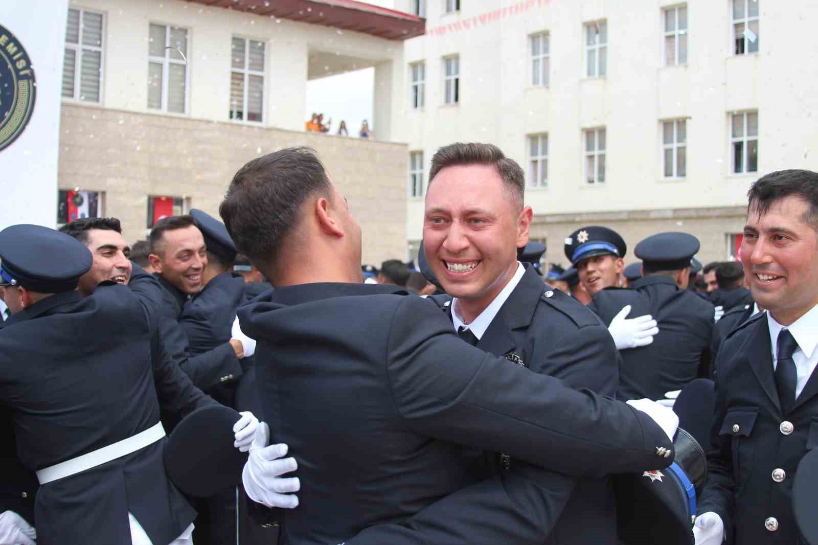 Polis yemin töreninin ardından sürpriz evlilik teklifi