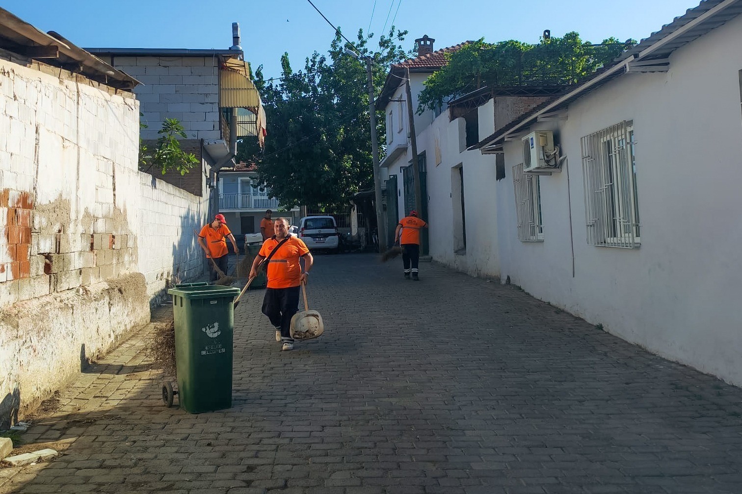 Efeler’de temizlik çalışmaları sürüyor
