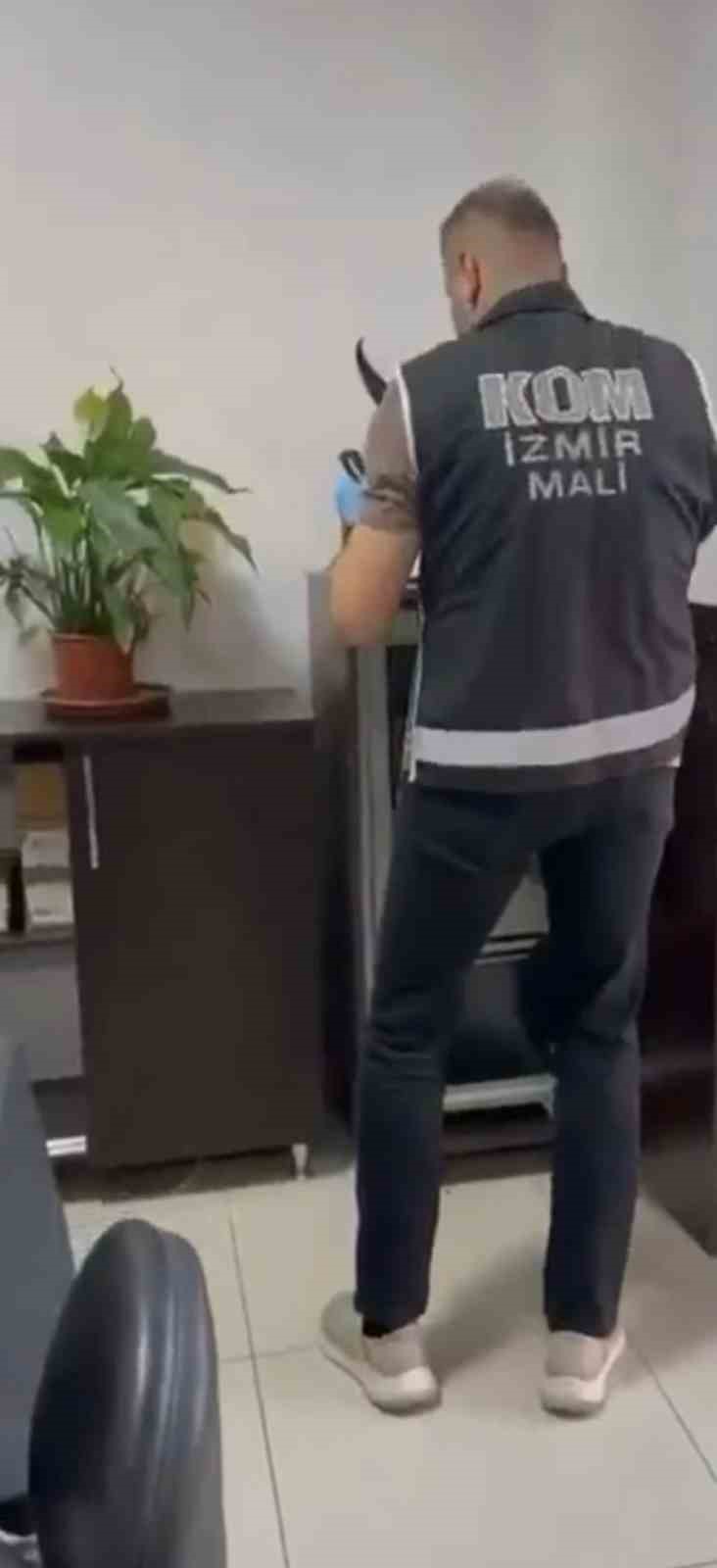 Başkan yardımcısının odasından ruhsatsız silah çıktı