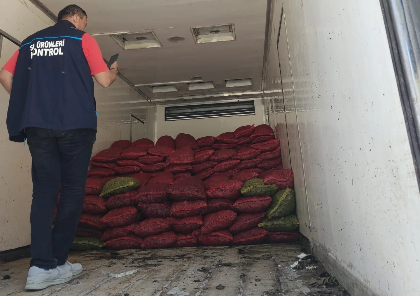 Manisa’da menşei belirsiz midyeler imha edildi