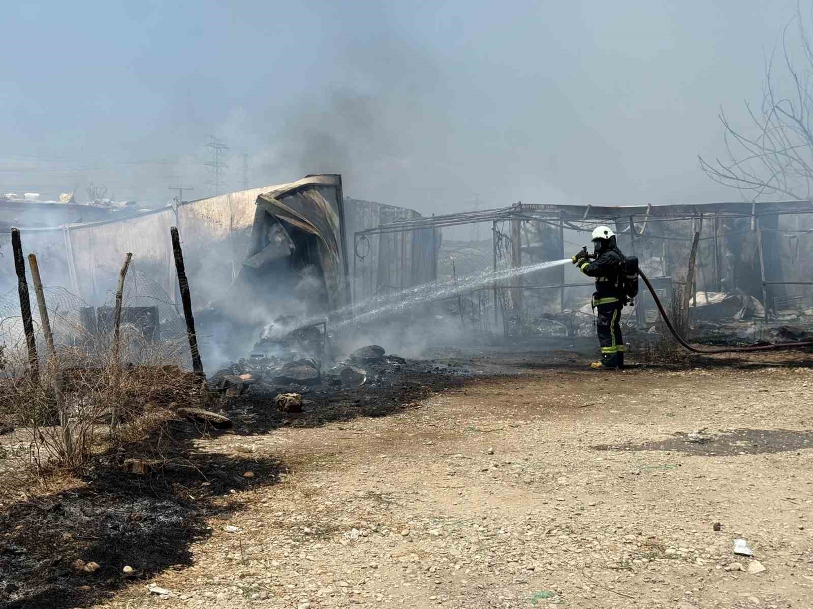 Tarım işçisi annenin yangın gözyaşları: 7 yıldır kaldığı konteyner gözleri önünde küle döndü